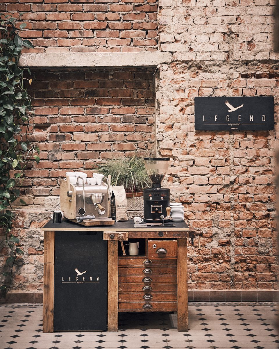 Espressomaschine von Legend Espresso vor einer Backsteinwand